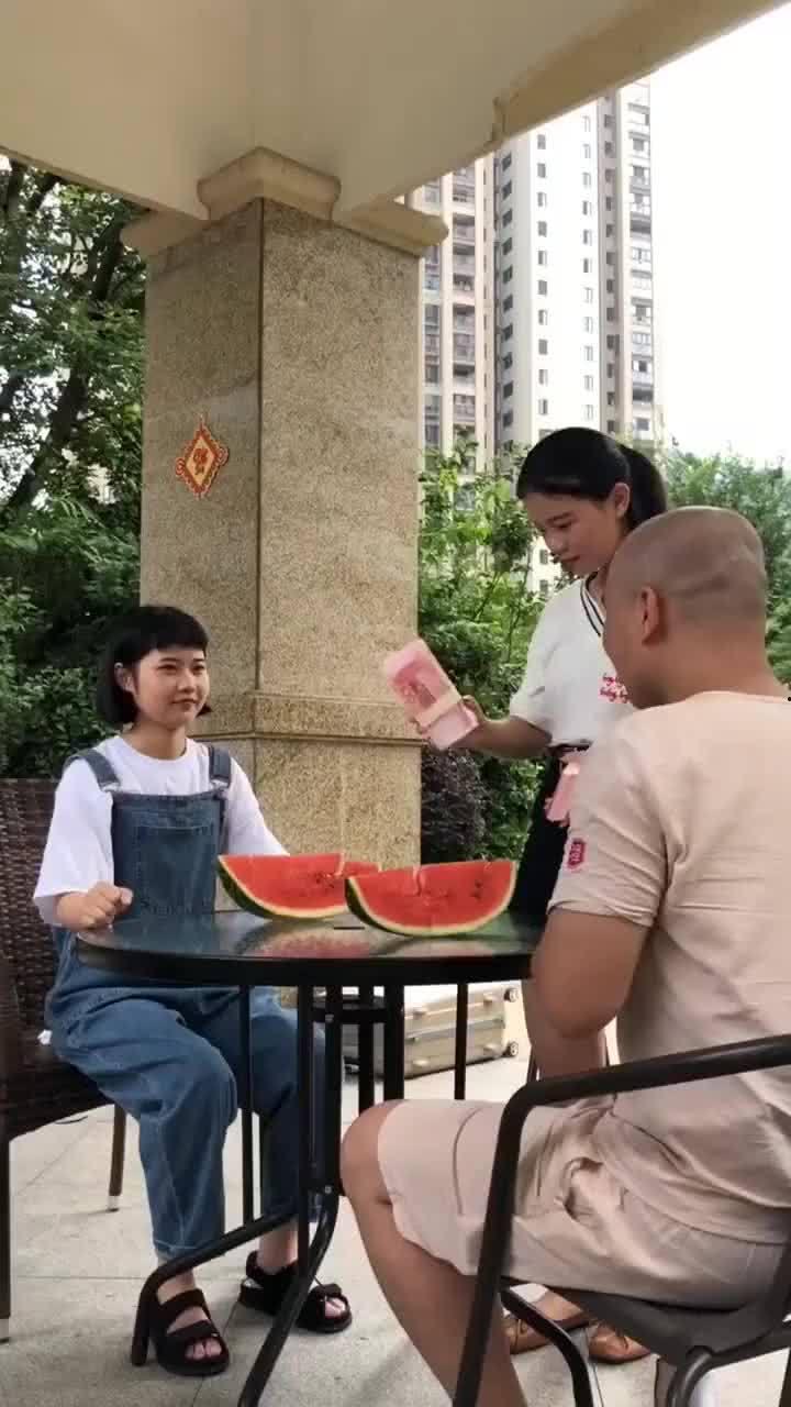 光头哥吃瓜视频,揭秘娱乐圈幕后真相