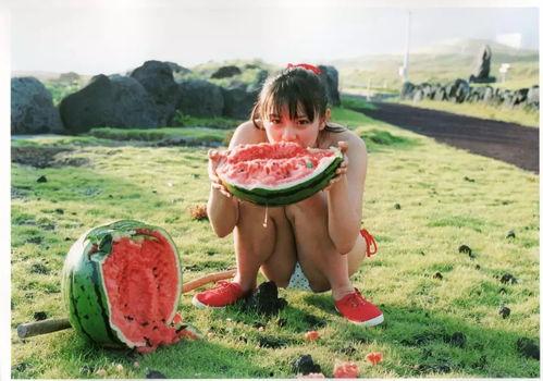 凉亭跳舞女孩吃瓜,一场别开生面的夏日盛宴