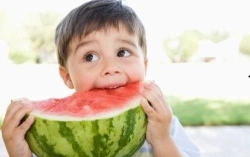 帅哥吃瓜不碰瓜图片,趣味瞬间捕捉