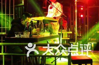 成都酒吧吃瓜,热闹非凡的吃瓜现场，揭秘夜生活魅力