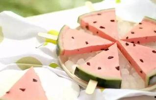 妈妈在家吃瓜,享受夏日清凉时光